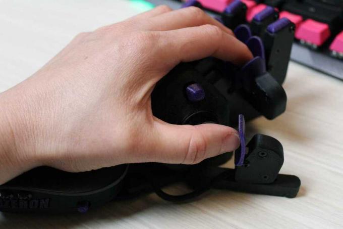 Игровая клавиатура Azeron Cyborg Compact с рукой на ней